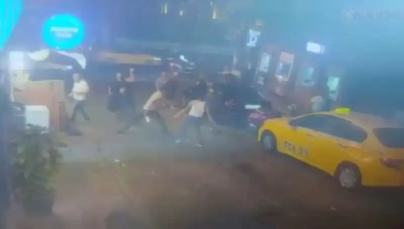 Beyoğlu'nda Laf Atma Kavgası: Cadde Kan İle Yıkandı!
