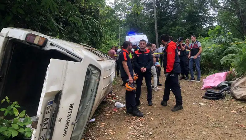 Rize'de Minibüs Yamaçtan Yuvarlandı: Feci Kaza Hayatları Söndürdü!