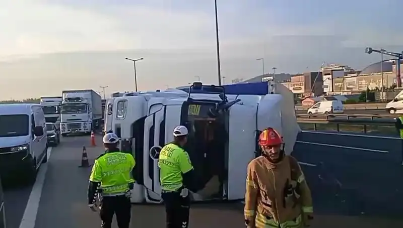 Pendik TEM Otoyolu'nda TIR Devrildi: İstanbul Yönünde Trafik Kargaşası Başladı