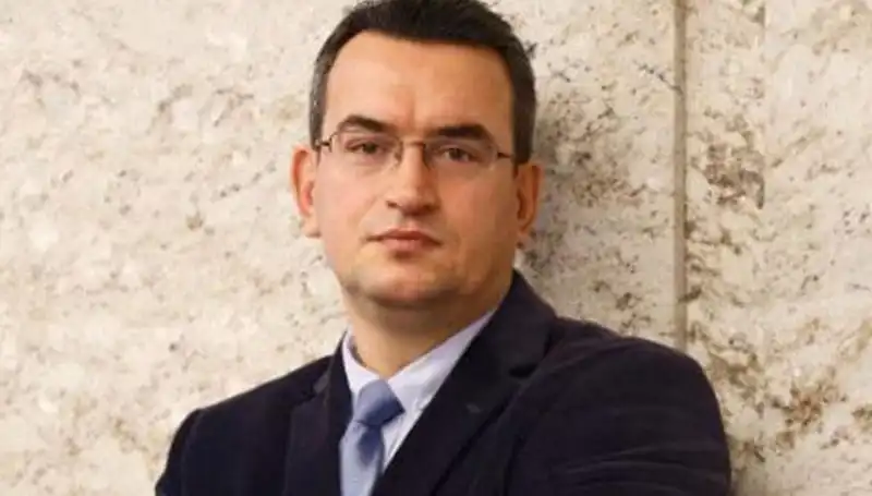 Metin Gürcan: DEVA Partisi'nin Kurucu Üyesi ve Siyasetçi Kimliği