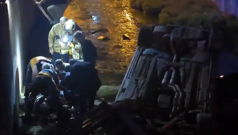 Sürücü Kaza Yerinden Kaçtı, Yaralı İtfaiye Ekiplerince Kurtarıldı