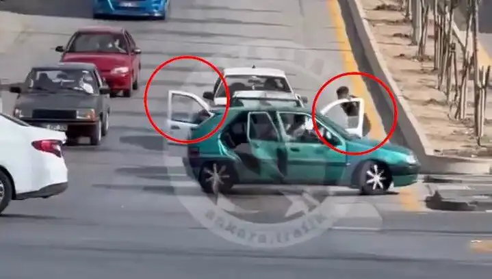 Trafikte Silahlı Saldırı: Bıçak ve Kılıçlarla Olay Yeri Gerilim Dolu Anlar