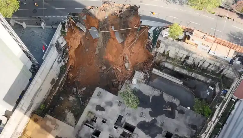 Sarıyer'de Şok Eden Olay: Cadde Çöktü, Trafik Felç Oldu!