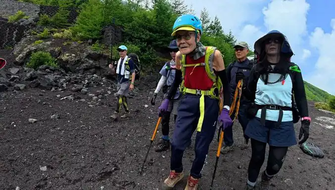 102 Yaşındaki Japon Dağcı, Fuji Dağı'nda Tarihi Bir Rekora İmza Attı