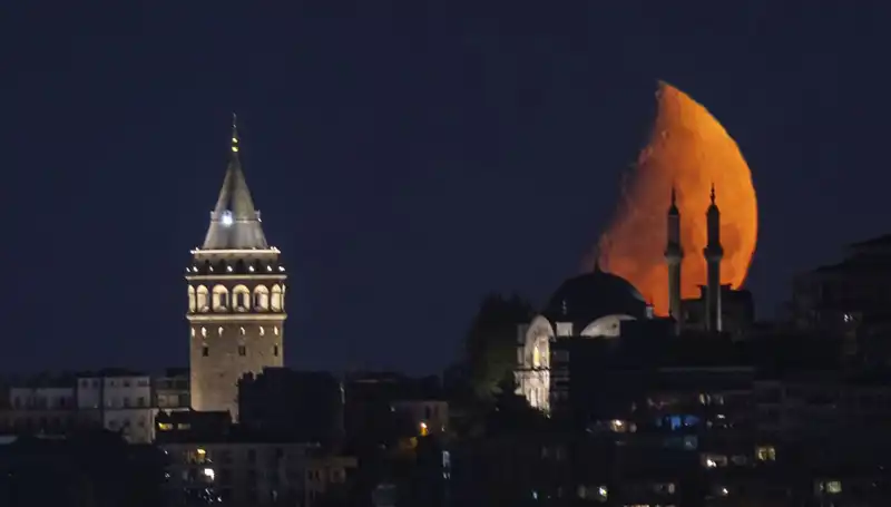 İstanbul'da Yarım Ay, Şehri Büyüledi: Eşsiz Görsellik