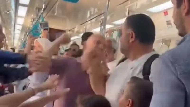Marmaray'da Yaşanan Yumruklu Kavga: Yolcular Şokta!