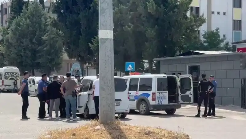 Adliye Önünde Kargaşa: İki Aile Arasında Bıçaklı Kavga!
