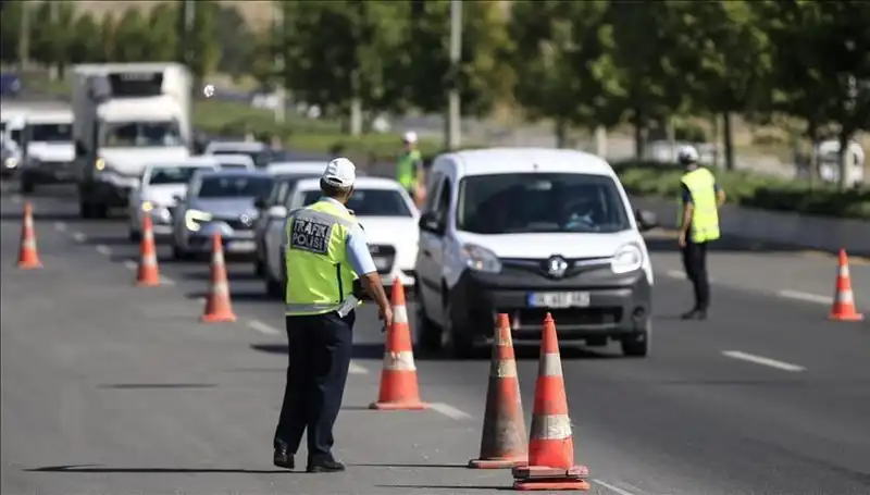 Tünel Trafiğini Durduran Konvoy, Yıldızlar Geçidi Oldu!