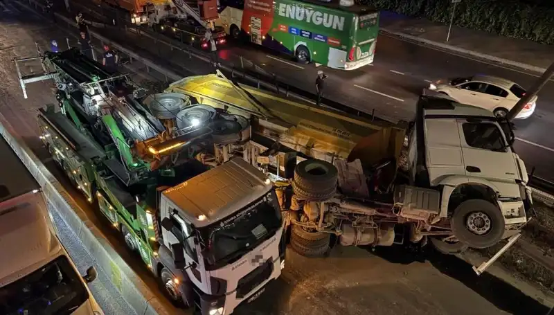 Moloz Yüklü Hafriyat Kamyonu Devrildi: Olay Yerinde Şok Detaylar!