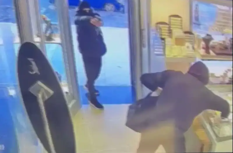Ümraniye'de Şok Soygun Girişimi: Maskeli Şüpheliler Silahla Kapıyı Çaldı!