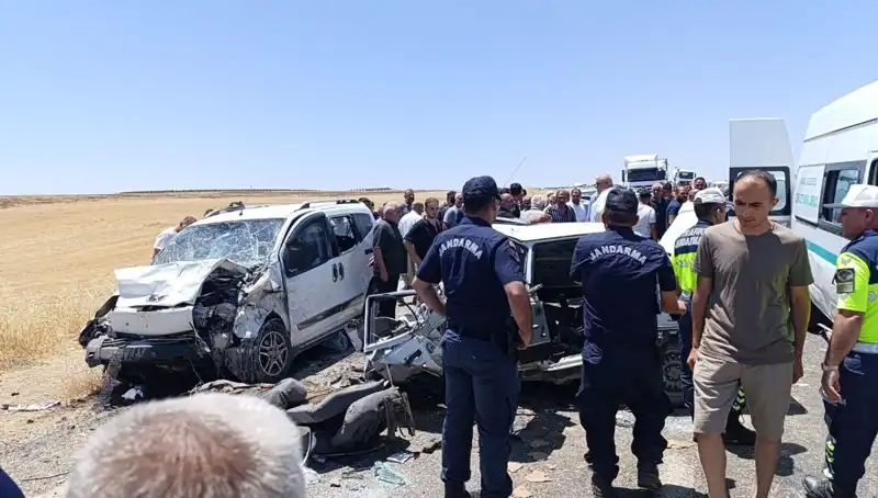 Otomobil ve Hafif Ticari Araç Çarpıştı: Feci Kazada 4 Kişi Hayatını Kaybetti