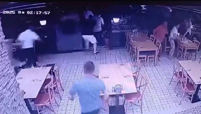 Güvenlik Kamerası Kayıtları Deprem Anını Tüm Detaylarıyla Gösterdi