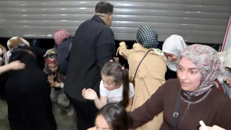 AVM'de Yüzde 50 İndirim Fırtınası: Müşteriler Kapıları Aşındırdı