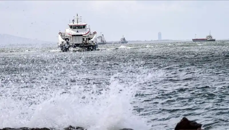 İzmir'de Fırtına Nedeniyla Vapur Seferleri İptal Edildi!