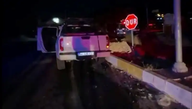 İzmir'de Feci Kaza: Kamyonet ve Hafif Ticari Araç Çarpıştı, 7 Yaralı!