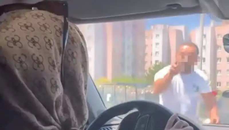 Trafikte Gerilim Dorukta! Camı Yumruklayan Sürücü İle Dehşet Anları