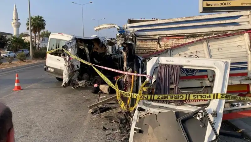 Mersin'de Şok Eden Tatil Kazası: İki Can Gitti, On Kişi Yaralandı