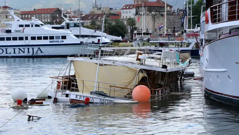 Hırvatistan'da Fırtına ve Yağışlar: Feribot Olayı Sırasında Bir Geminin Batışı