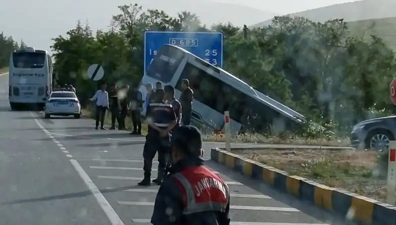 Isparta'da Korkunç Kaza: Tur Otobüsü ile Yolcu Otobüsü Çarpıştı