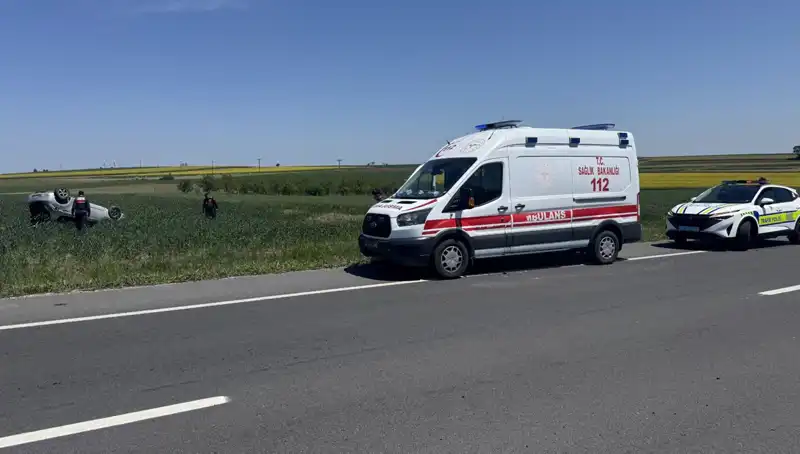 Edirne'de Kaza: Devrilen Otomobildeki Sürücü ve Eşi Yaralandı