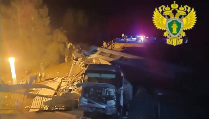 Rusya'da Büyük Facia: Köprü Trenin Üzerine Çöktü, Can Kaybı ve Yaralılar Var