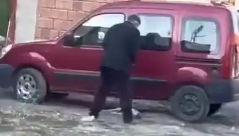 Sokak Ortasında Köpeğe Yapılan Şiddet Gözler Önünde Gerçekleşti!
