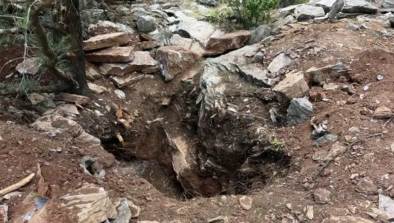 Eski Vali ve Emekli Albay Define Avında Herkesin Dikkatini Çekti
