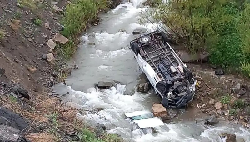 Hakkari'de Minibüs Devrildi: İki Can Kaybı, Üç Yaralı Olumsuz Gelişme