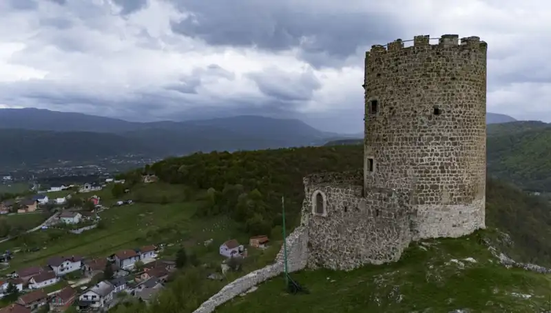 Sokolac Kalesi: Tarihin İzlerini Taşıyan Efsanevi Yapı Zamana Direniyor
