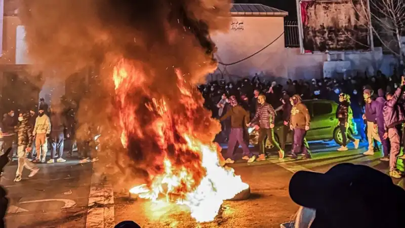 İran'daki Protestolar: Can Kayıpları 2 Bine Ulaştı, Ülke Krizle Sarsılıyor