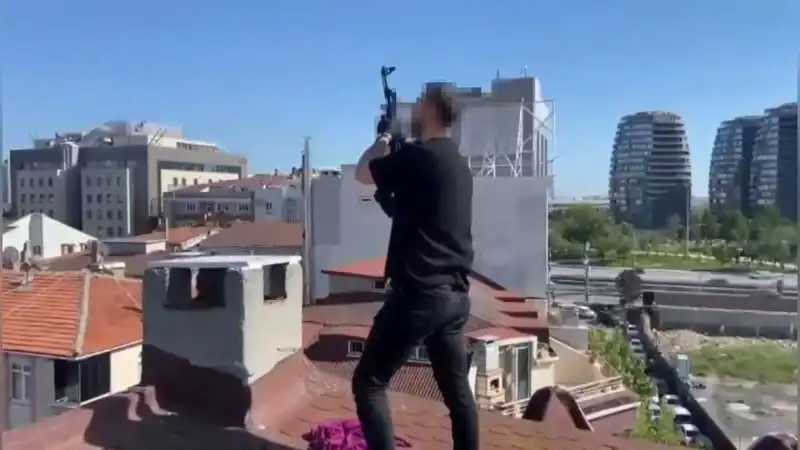 İstanbul’da İnanılmaz Olay: Çatıdan Bacadan AK-47 Ele Geçirildi!
