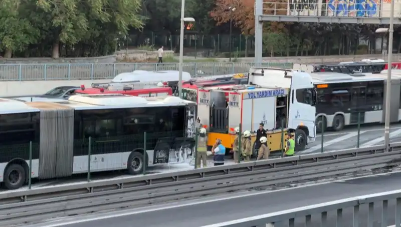 İstanbul'da Metrobüs Yangını: Trafik Kaosu ve Endişeler Büyüyor
