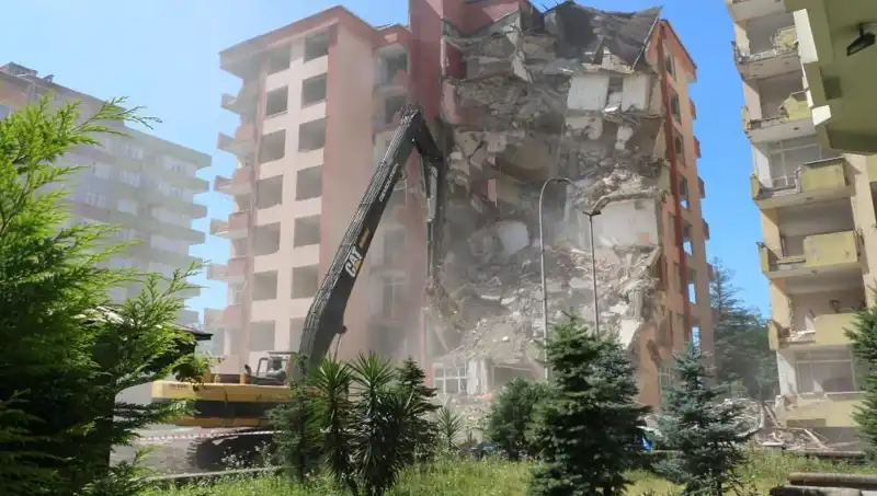 Dalgalar, Deprem Gibi Yıkıcı Olabiliyor: İki Bina Yıkılıyor