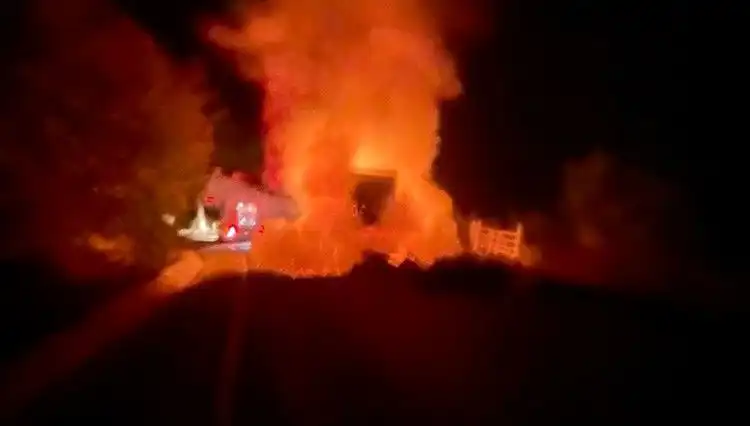 Seyir Halindeki Kamyonet Alev Alev Yandı: Tehlikeli Anlar Yaşandı
