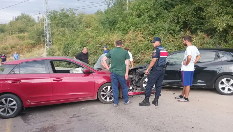 Karamürsel'de Trafik Kazası: 4 Kişi Yaralandı, Detaylar İle Karşınızda!
