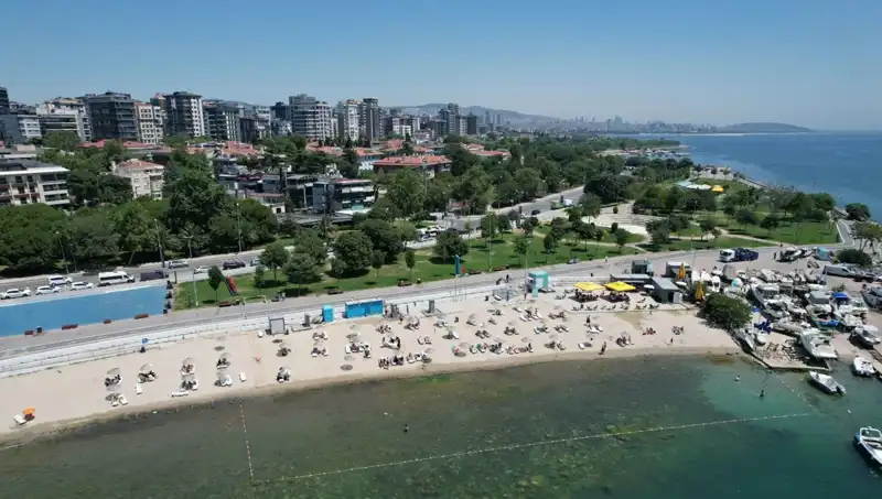 İstanbul'da Sıcak Hava Etkisini Gösterdi: Caddebostan Sahili Dolu Taştı
