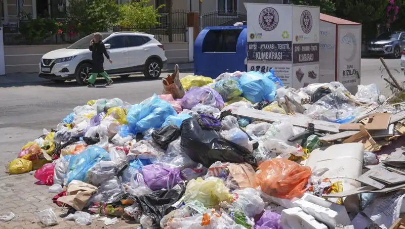 İzmir’de Çöp Yığınları Sorunu Büyüyor: Çözüm Arayışları ve Halk Tepkisi