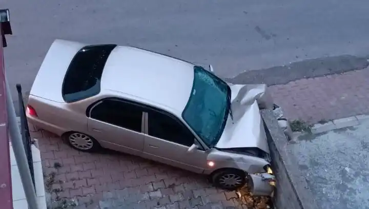 Kontrolünü Kaybeden Araç Duvara Çarptı: Şans Eseri Yaralı Yok
