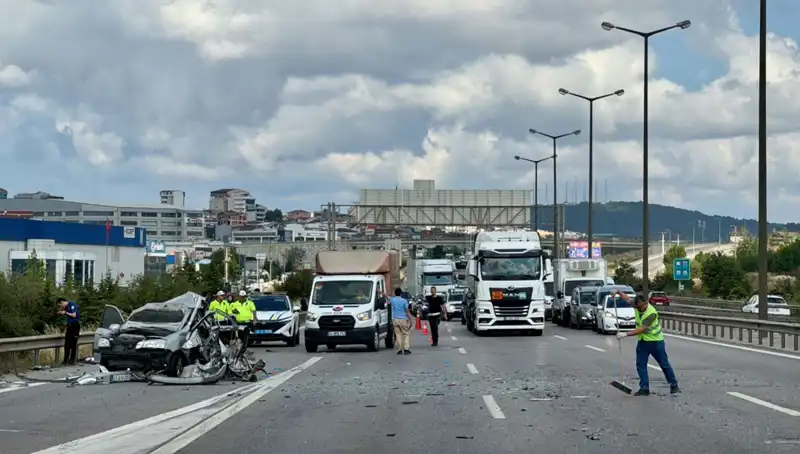 Otoyolda Korkutan Kaza: Üç Kişi Araçta Mahsur Kaldı!