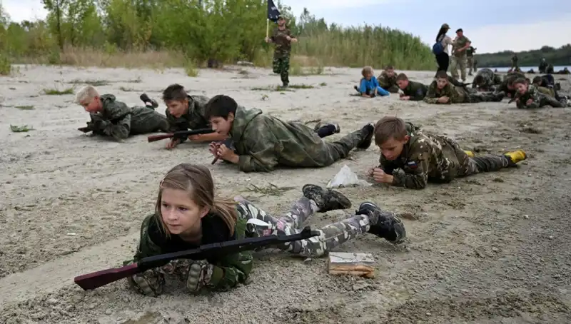 Rusya'da 8 Yaşındaki Savaşçı Çocuklar Askeri Eğitime Alınıyor