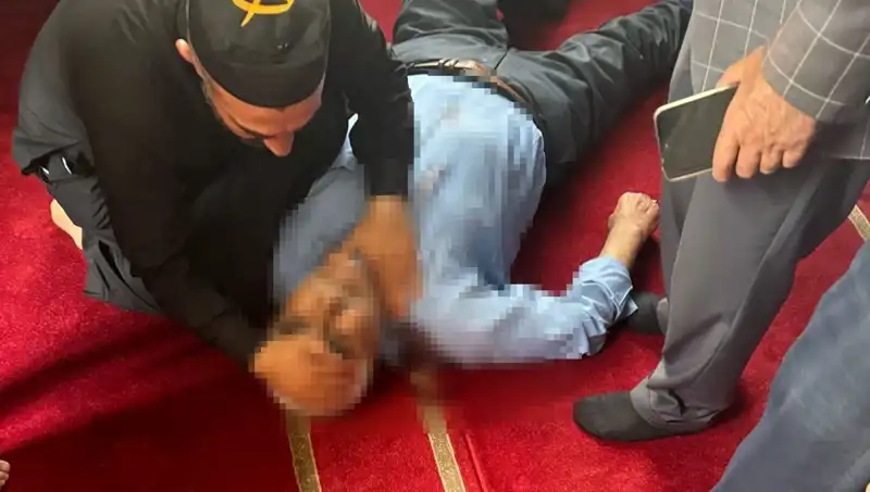 Camide Namaz Kılarken Bıçaklanan Kişi Hayatta Kalmayı Başardı