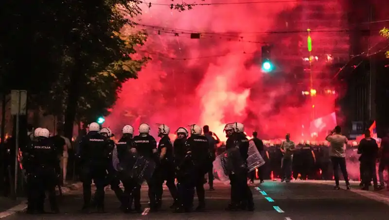 Sırbistan’da Erken Seçim İçin Sokağa Çıkan Kalabalık: Gözaltılar Yaşandı