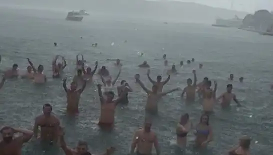 İstanbul Bebek’te Yağmura Rağmen Deniz Keyfi: Onlarca Kişi Suya Girdi!