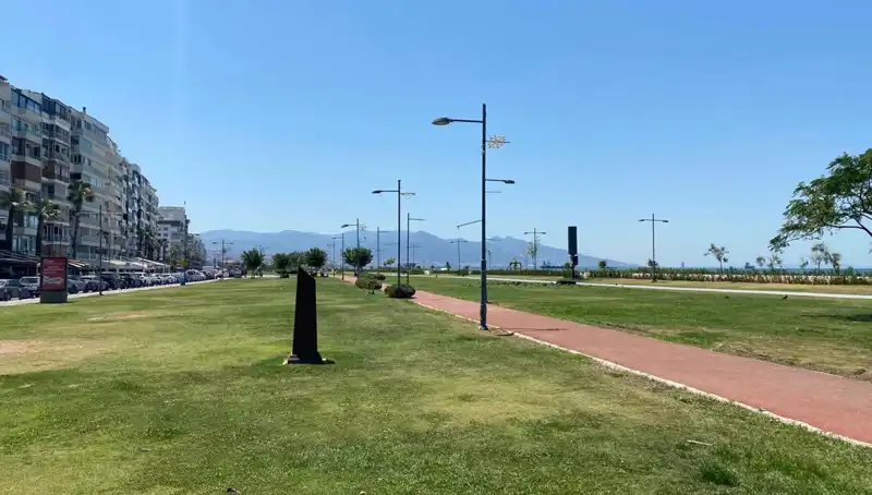 İzmir'de Sıcaklık Rekoru Kırıldı: Kordon Boş Kaldı, Yaz Mevsimi Bizi Bekliyor!