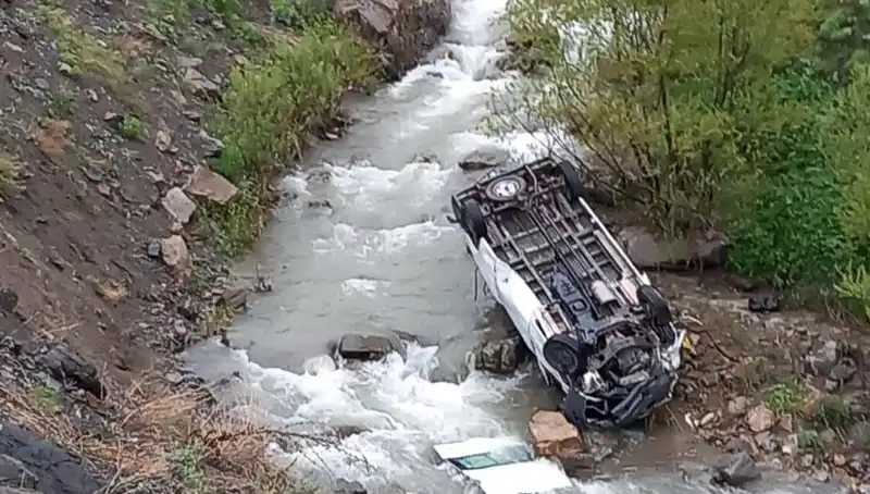 Hakkari’de Minibüs Devrildi: İki Can Kaybı ve Üç Yaralı