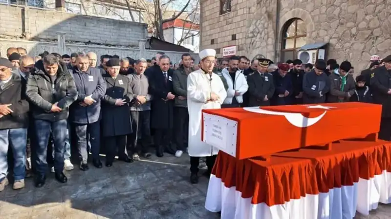 Şehit Cenazesindeki Duygusal An: Baba Terlikleriyle Saf Tuttu