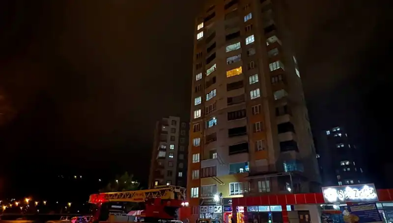 Yıldırım Düşmesi Apartman Çatısını Savaş Alanına Çevirirken, Vatandaşlar Şaşkın!