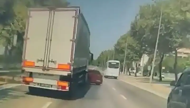 Bursa’da Kör Noktada Kaza! Yaralılar Hastaneye Kaldırıldı