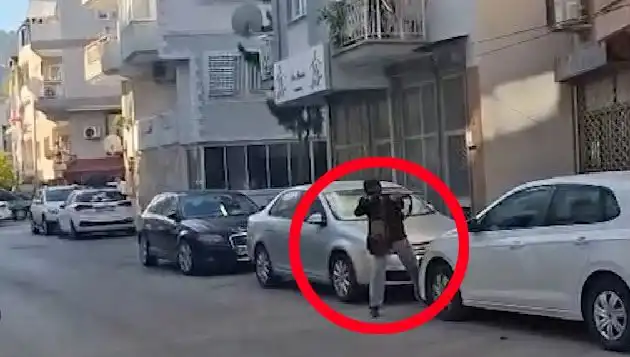 İzmir'de Saldırganla Çatışma Anları: Güvenlik Güçleri ve Vatandaşlar Arasında Gerilim