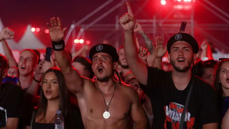 Thompson Konserinde Nazi Selamı Skandalı: Hayranlar ve Toplum Şokta